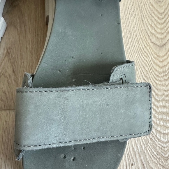 UGG Green Platform Sandals - Picture 3 of 5